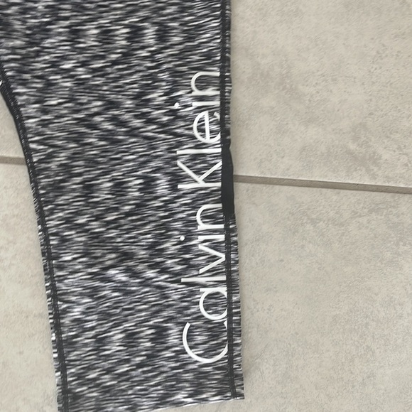 Calvin Klein Cropped Leggings - Picture 2 of 4
